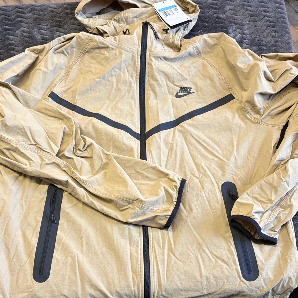 Nike Men's Light Tan Hooded WindbreakerBlack Accents small oversized new tags